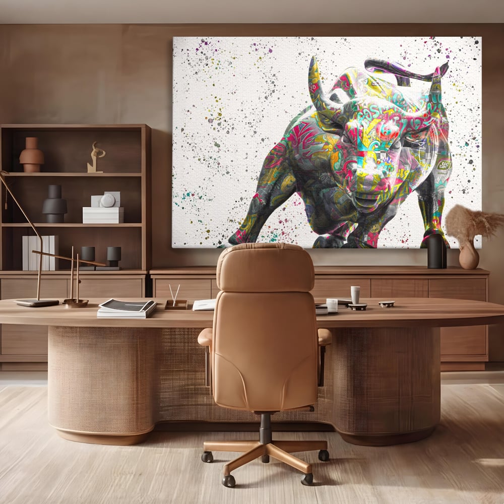Tablou canvas cu tablou canvas cu taur colorat, fara rama, pe sasiu de lemn, pe perete intr-un birou